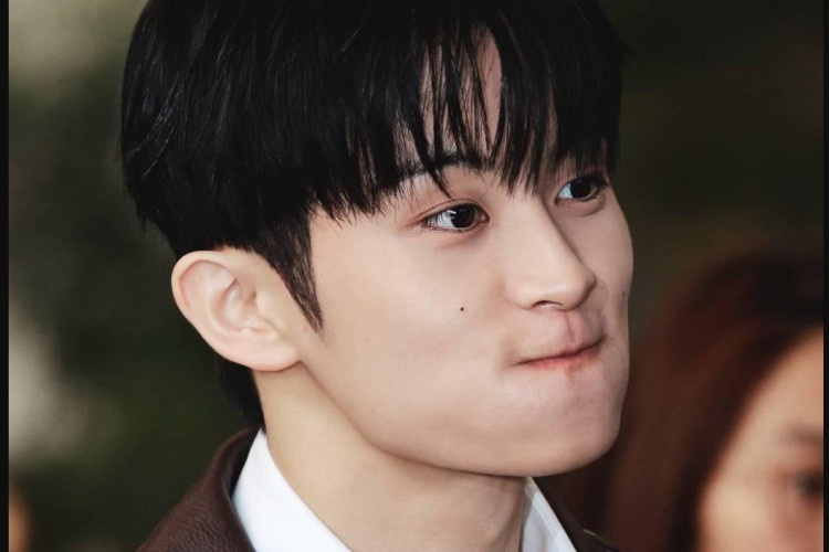 Mark Lee ออกมาตอบกลับประเด็นดราม่าเรื่องการเหยียดเชื้อชาติ หลังถูกวิพากษ์วิจารณ์อย่างหนักเรื่องชุดที่สวมใส่!